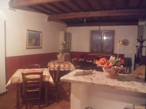 ヴォルテッラにあるAgriturismo Santa Adrianaのキッチン、ダイニングルーム(テーブル、椅子付)
