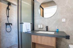 a bathroom with a sink and a mirror at Yi Chen San She in Hangzhou