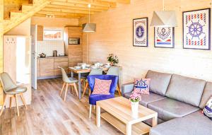 ein Wohnzimmer mit einem Sofa und einem Tisch in der Unterkunft Beautiful Home In Sarbinowo With Kitchen in Sarbinowo