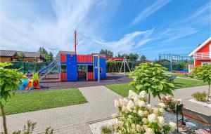 einen Spielplatz mit Rutsche in einem Park in der Unterkunft Beautiful Home In Sarbinowo With Kitchen in Sarbinowo
