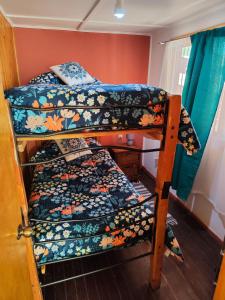 1 dormitorio con 2 literas en una habitación en CABAÑA SAN PEDRINA, en San Pedro de Atacama