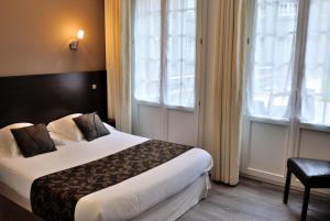 Llit o llits en una habitació de Hotel Le Croiseur Ginette Intra Muros