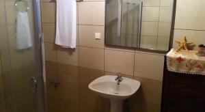 A bathroom at Porofarago