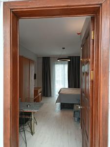otwarte drzwi do pokoju ze stołem w obiekcie Orange Garden Apart Hotel w mieście Kemer