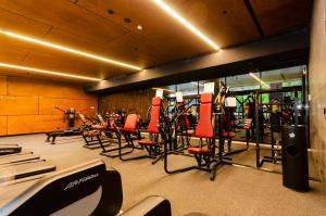 - une salle de sport avec un groupe de chaises et de machines dans l'établissement 2BR CBD pad, city views, free parking, pool, gym, à Melbourne