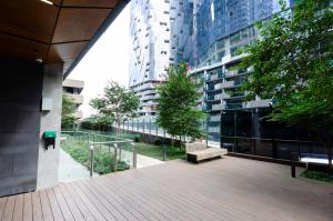 une promenade avec un banc devant un bâtiment dans l'établissement 2BR CBD pad, city views, free parking, pool, gym, à Melbourne