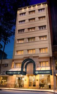 un edificio blanco alto con un arco delante de él en Hotel Punta del Este en Mar del Plata