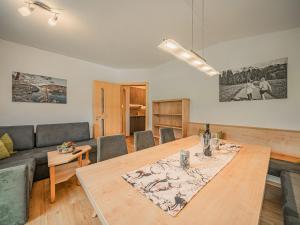 uma sala de estar com uma mesa e um sofá em Apartments home Gamper, Brixen im Thale em Brixen im Thale