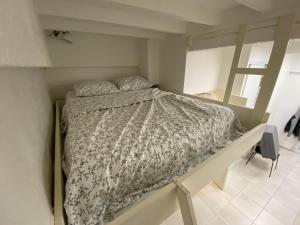 a bedroom with a bed in a small room at La Caverne - Studio au Capitole in Toulouse
