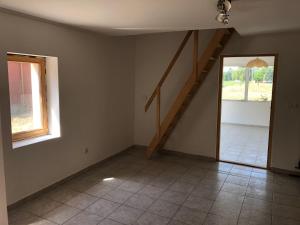 une pièce vide avec un escalier dans une maison dans l'établissement Feel Natural and Relaxed in a 3 Bedroom B Apartment in Gyongyosfalu, à Gyöngyösfalu 2 autres photos