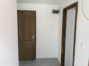 una stanza vuota con una porta e un pavimento piastrellato di Feel Natural and Relaxed in a 3 Bedroom B Apartment in Gyongyosfalu a Gyöngyösfalu