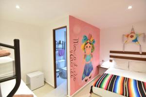 Villa Leo في كانكون: غرفة نوم مع لوحة يونيكورن على الحائط