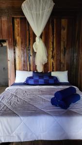 Postel nebo postele na pokoji v ubytování Blondies Koh Rong Bungalow
