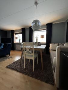 sala de estar con mesa y sofá en Apartment Utsikten en Andenes