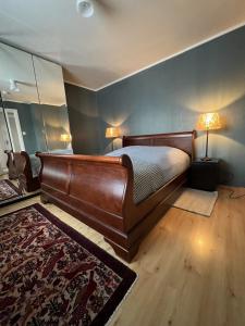 1 dormitorio con cama de madera y alfombra en Apartment Utsikten, en Andenes