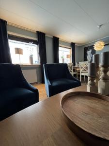 a living room with two chairs and a table at Apartment Utsikten in Andenes