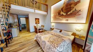 um quarto com uma cama grande e uma cozinha em AVALON ideal gelegen zwischen Europapark und Rulantica em Rust
