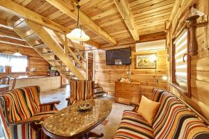a living room with a table and chairs in a cabin at Domek Eva - Polanica Zdrój centrum in Polanica-Zdrój