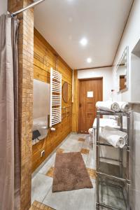 uma casa de banho com 2 beliches e um chuveiro em Marel-Apartments Domek Eva - Polanica Zdrój em Polanica-Zdrój