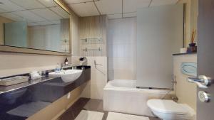 Koupelna v ubytování J273 Stunning 1BR W/ Marina view