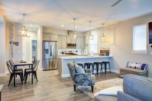 a living room and kitchen with a table and chairs at Butter Clam Cottage in Ocean Shores