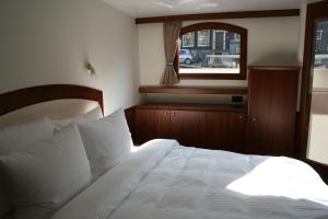 מיטה או מיטות בחדר ב-Prinsenboot