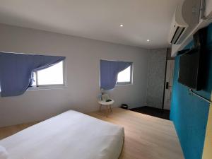 TV a/nebo společenská místnost v ubytování King Wow Inn