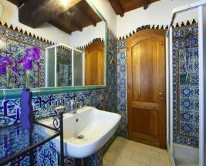 A bathroom at Molino in chianti