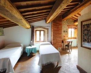 - une chambre avec 2 lits et une table dans l'établissement Molino in chianti, à Mercatale Val Di Pesa