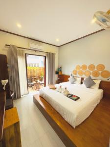 um quarto com uma cama com dois ursinhos de peluche em Luang Prabang Museum Inn & Travel em Luang Prabang