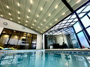 una piscina en un edificio con una ventana grande en Granada Villas en Jericho