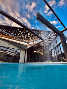 una piscina frente a un edificio en Granada Villas en Jericho