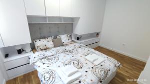 Postel nebo postele na pokoji v ubytování Apartments LORA in Bonila