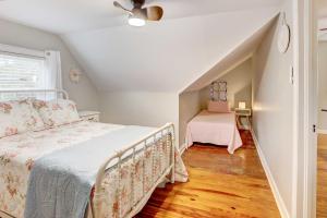 Dormitorio pequeño con cama y mesa en Updated Tallahassee Home about 1 Mi to Downtown!, en Tallahassee