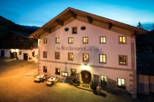 duży budynek z napisem na boku w obiekcie Hotel & Gourmetwirtshaus Kirchenwirt seit 1326 w mieście Leogang
