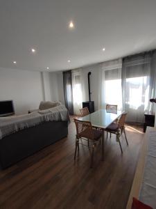 a bedroom with a bed and a table and chairs at APARTAMENTO ANCHA CENTRO in Huétor-Tájar