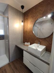 a bathroom with a sink and a mirror at APARTAMENTO ANCHA CENTRO in Huétor-Tájar