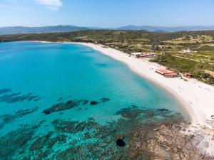 una vista aerea su una spiaggia e sull'oceano di Sea Shell - Klodge a Olbia