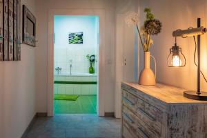 a bathroom with a bath tub and a sink at komfortable Ferienwohnung in Halle in Halle an der Saale