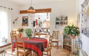 una sala da pranzo con tavolo e sedie di 4 Bedroom Beautiful Home In Goult a Goult