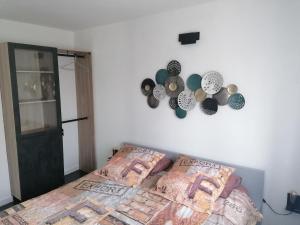 - une chambre avec un lit et une horloge murale dans l'établissement VILLA TERRE NEUVE, à Signes