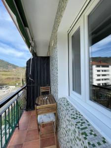einen Balkon mit einer Bank und einem Fenster in der Unterkunft Gure Urdaibai by Urdaibai Rentals in Altamira
