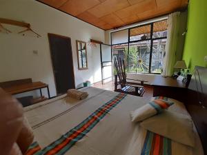 een slaapkamer met een groot bed in een kamer bij Lodge Du Chateau in Gonder