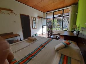1 dormitorio con 1 cama grande en una habitación en Lodge Du Chateau, en Gondar