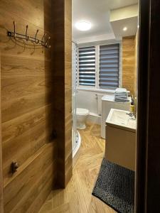 een badkamer met een toilet en een wastafel bij Apartament KaMaRo in Słubice
