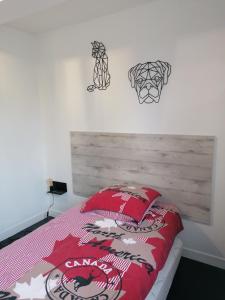 - une chambre avec un lit doté d'oreillers rouges dans l'établissement VILLA TERRE NEUVE, à Signes
