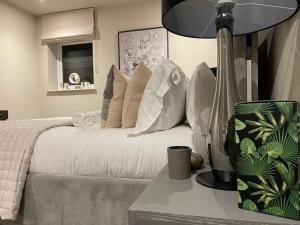 Tempat tidur dalam kamar di Stunning 2BA, 2BR Apt, Desirable Chigwell CHCL F6