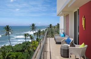 uma varanda com cadeiras e vista para o oceano em Radisson Blu Resort Galle em Galle