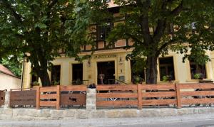 een gebouw met een bank ervoor bij Gasthof Pension Zum goldenen Hirschen in Burgbernheim