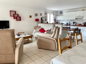 een woonkamer met een bank en een tafel bij Perseides in Argelès-sur-Mer
